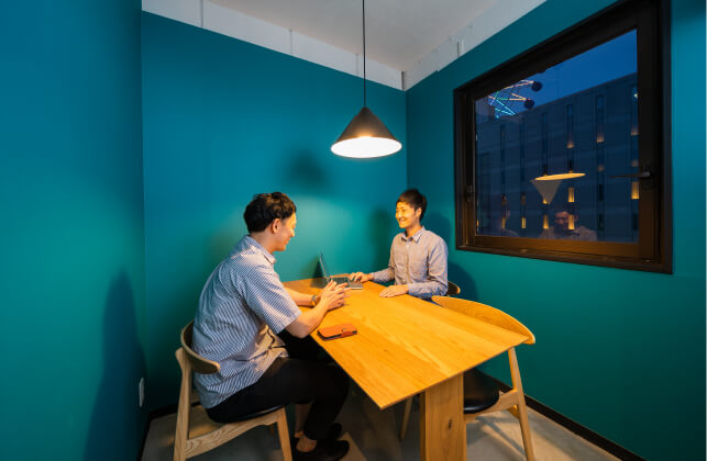 写真：青い壁のおしゃれな会議室